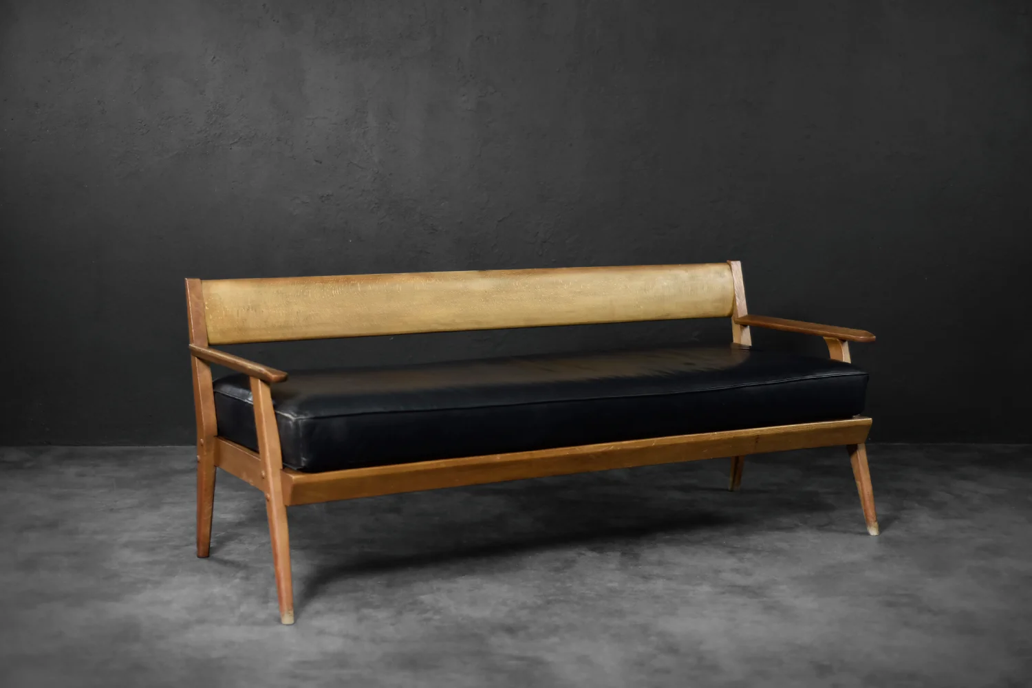 Modernistyczna sofa dębowa z czarną, skórzaną tapicerką, Niemcy, lata 60