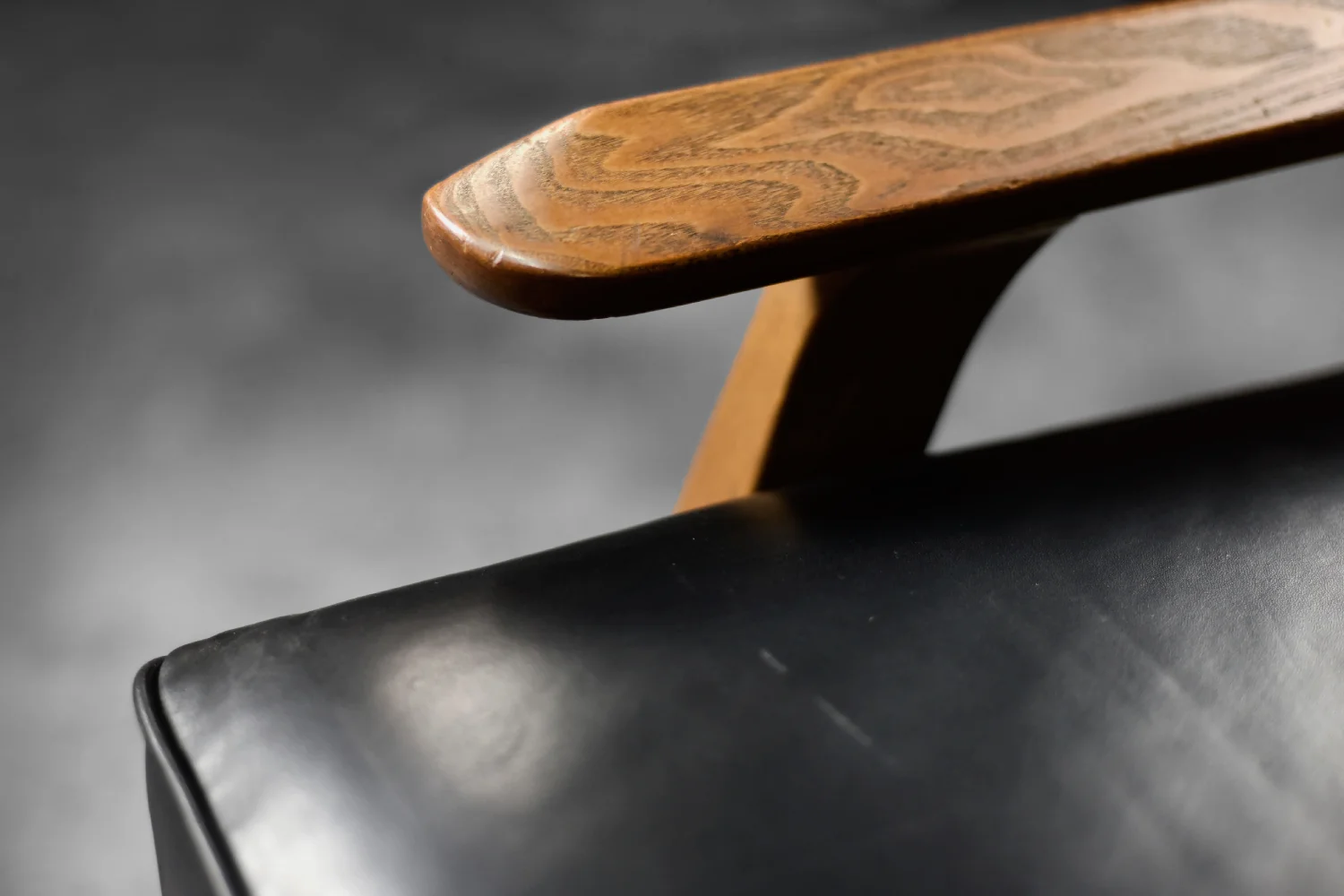 Modernistyczna sofa dębowa z czarną, skórzaną tapicerką, Niemcy, lata 60