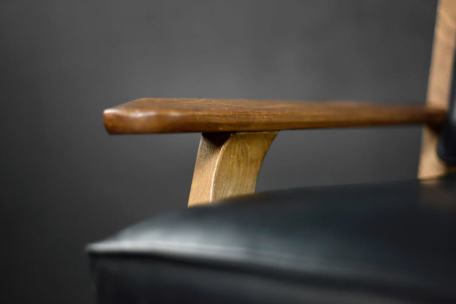 Modernistyczna sofa dębowa z czarną, skórzaną tapicerką, Niemcy, lata 60