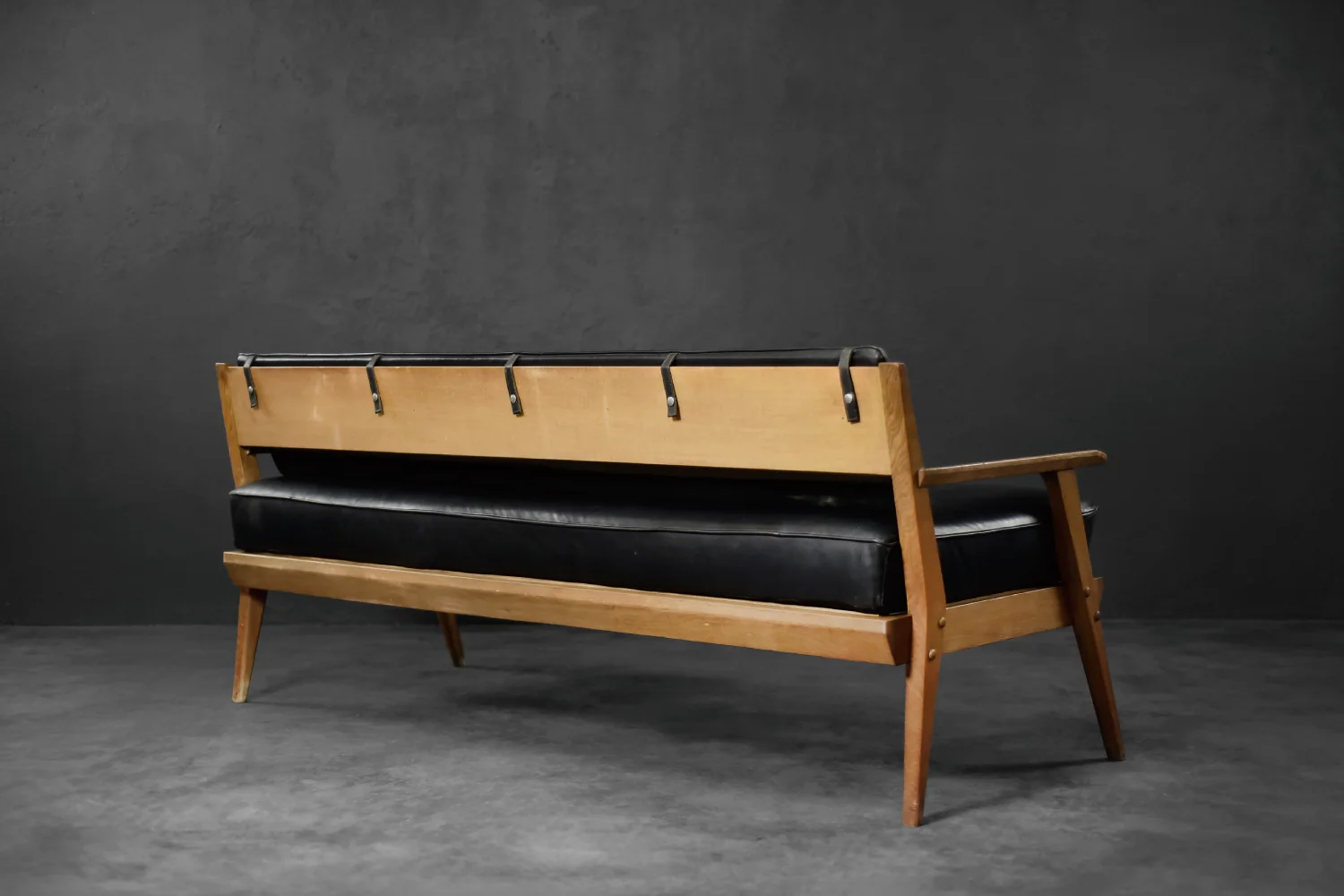 Modernistyczna sofa dębowa z czarną, skórzaną tapicerką, Niemcy, lata 60