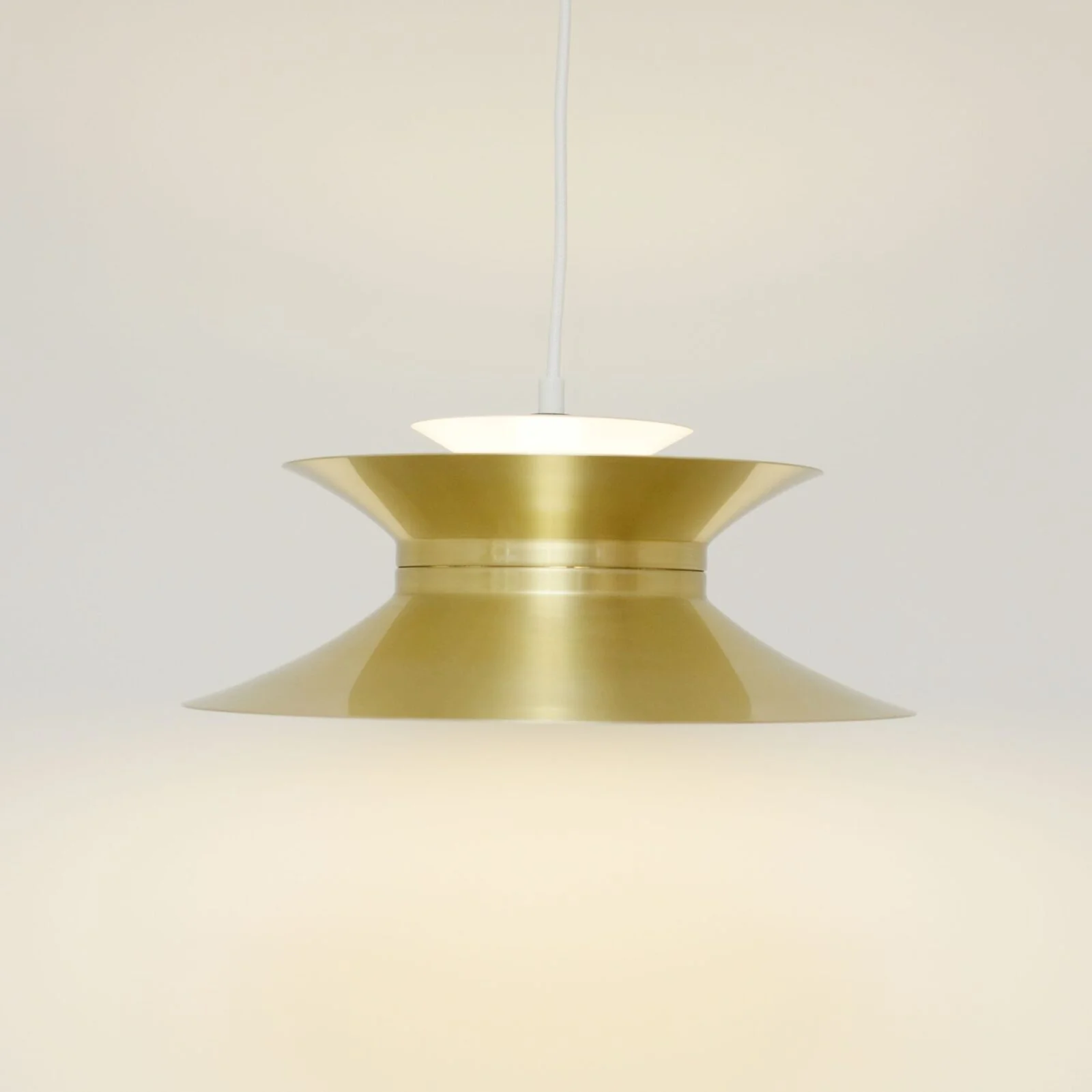 Złota skandynawska lampa, Dania, lata 70