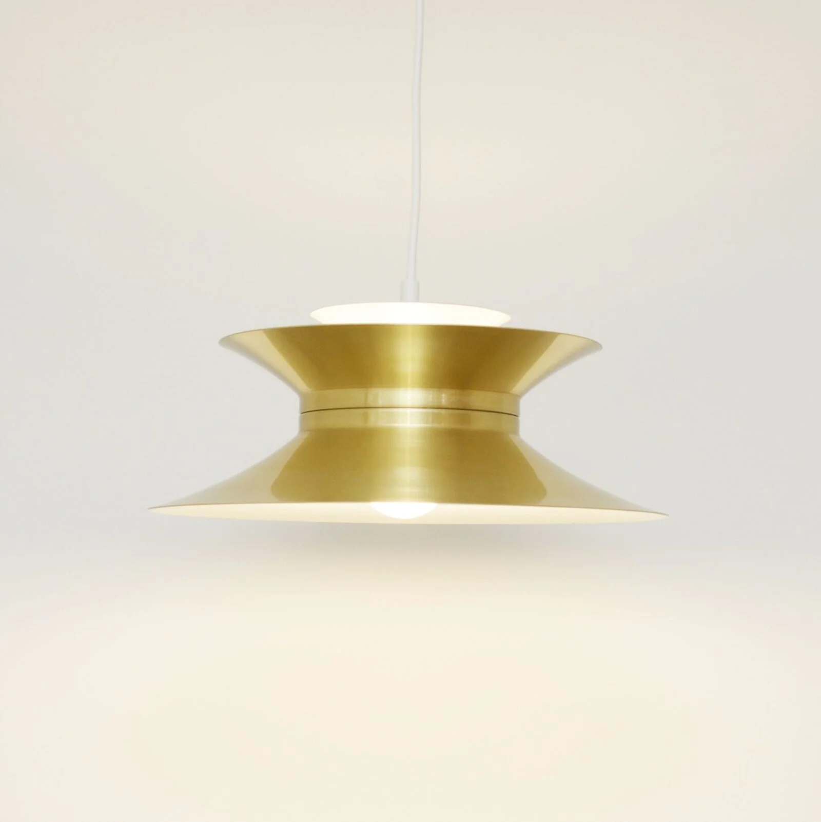 Złota skandynawska lampa, Dania, lata 70