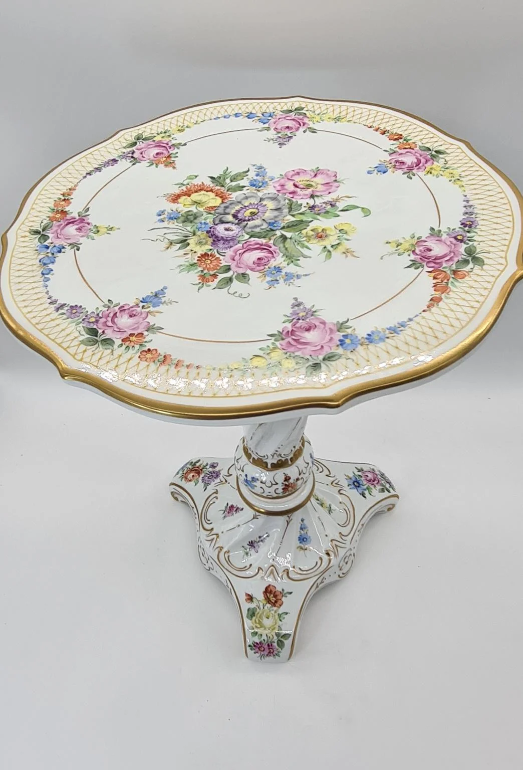 Porcelanowy stolik z ręcznie malowaną dekoracją kwiatową, Niemcy