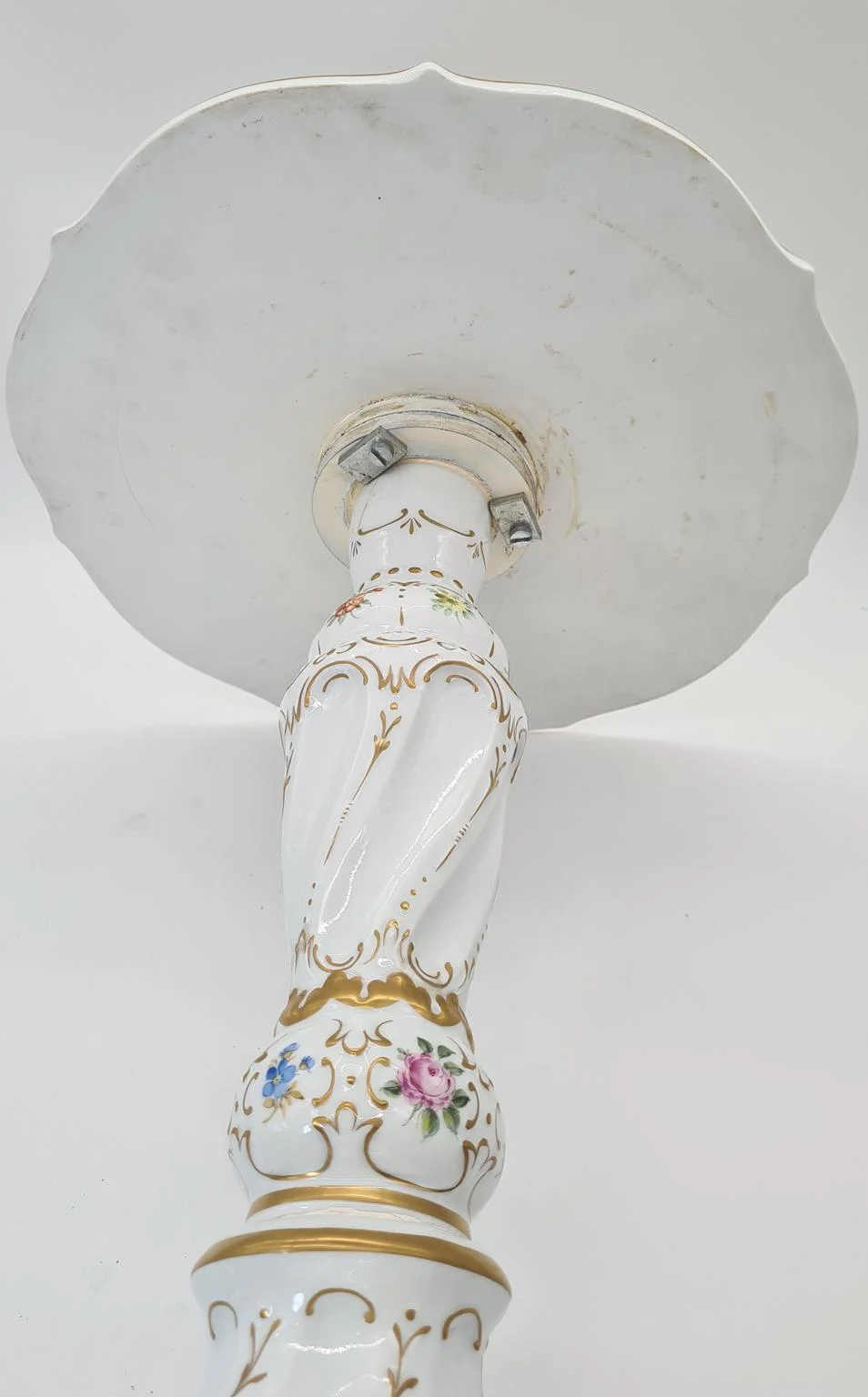 Porcelanowy stolik z ręcznie malowaną dekoracją kwiatową, Niemcy